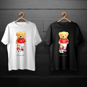 طرح لایه باز خرس تدی درحال فوتبال بازیکردن با توپ سیاه و سفید برای چاپ روی انواع تیشرت